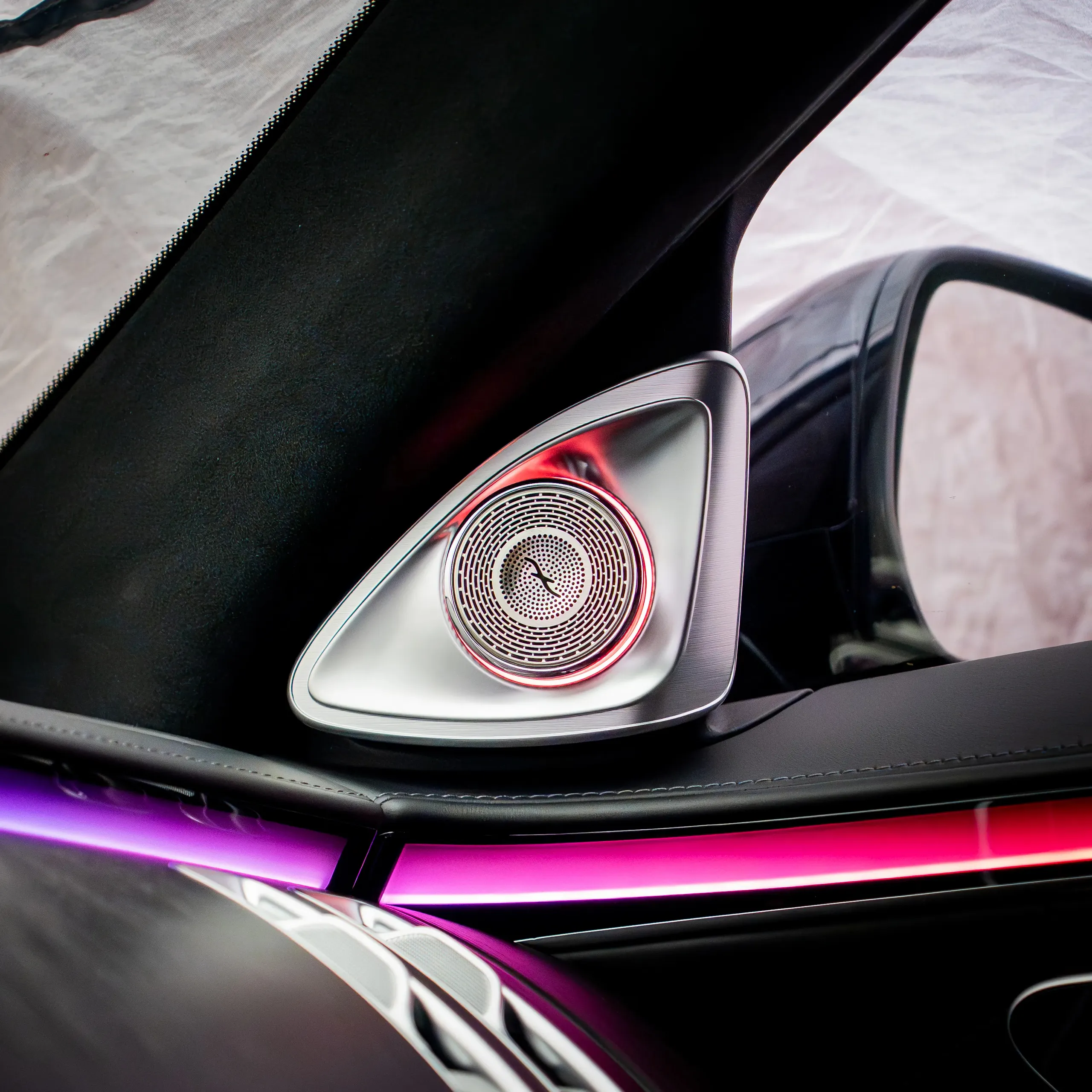 Mercedes W223 Ambiente Linien im Armaturenbrett bei Nacht
