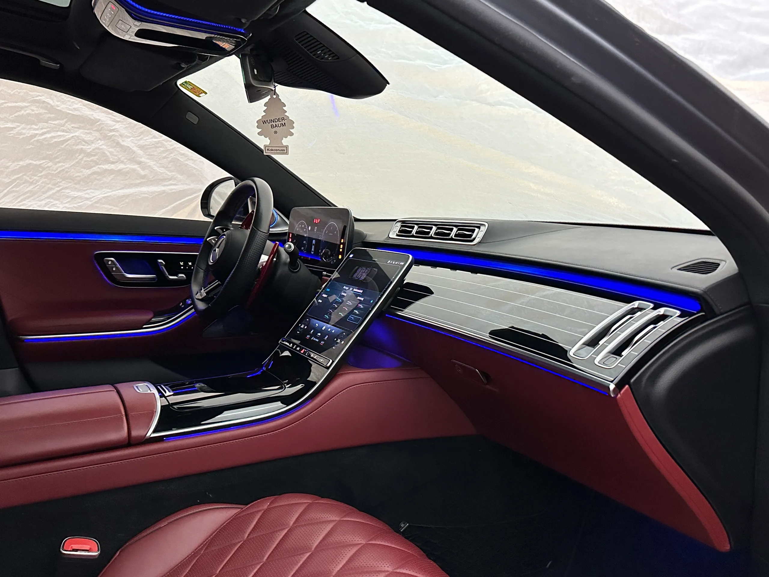 Detailansicht Türverkleidung Mercedes S-Klasse W223 mit Ambientelicht