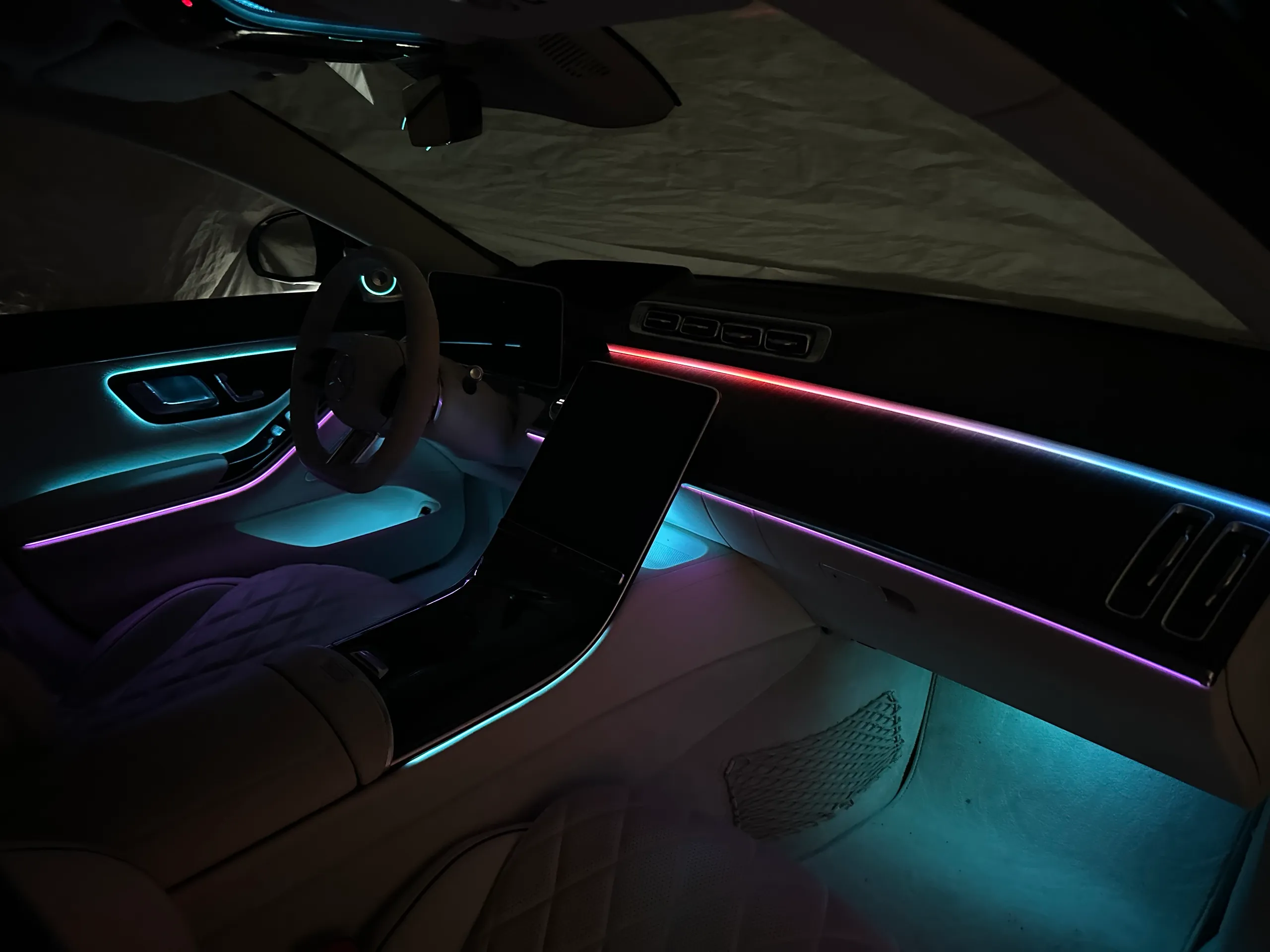 Mercedes W223 Ambiente Linien im Armaturenbrett bei Nacht