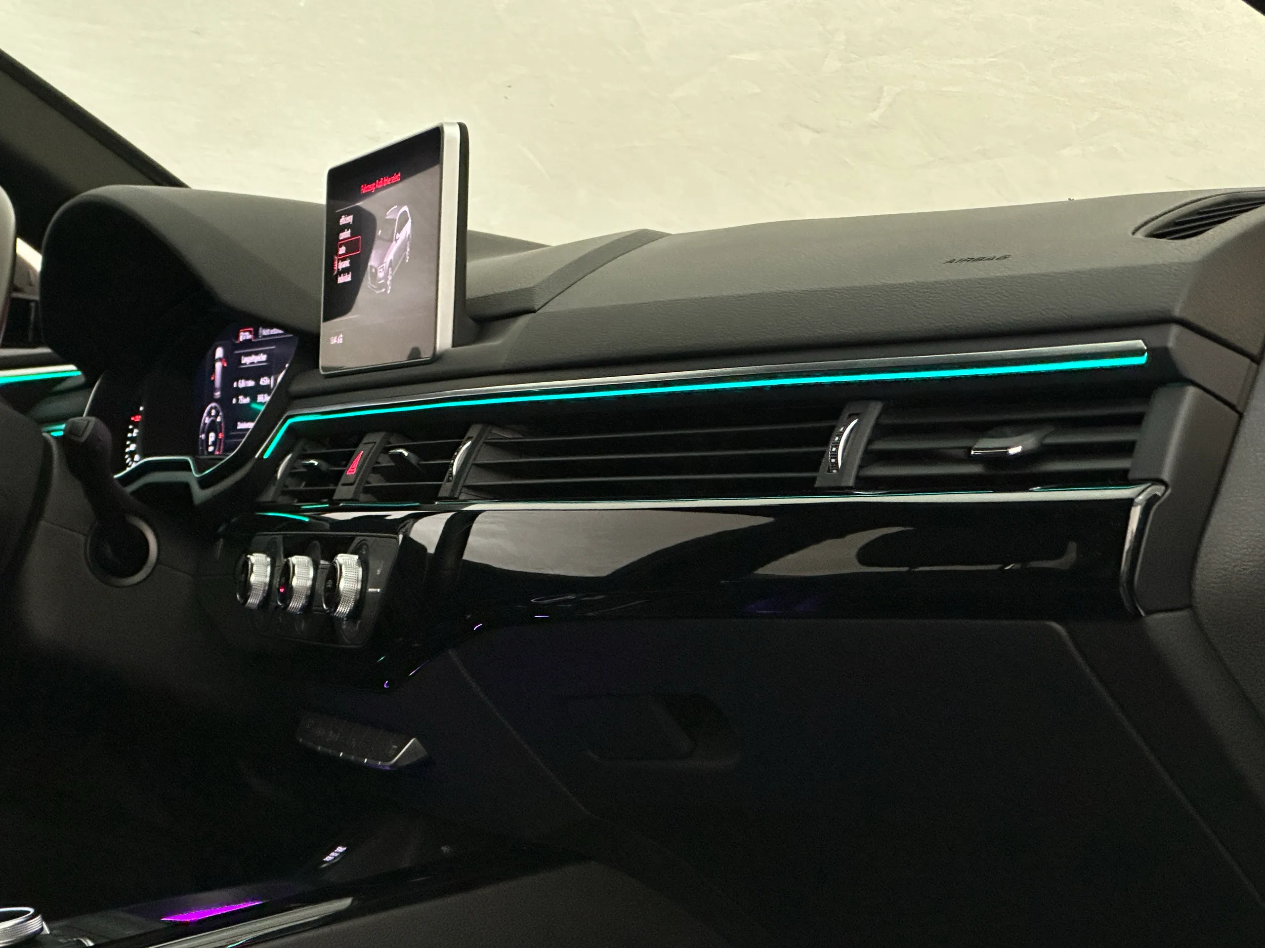 Detail Armaturleistenbeleuchtung Audi A5 B9