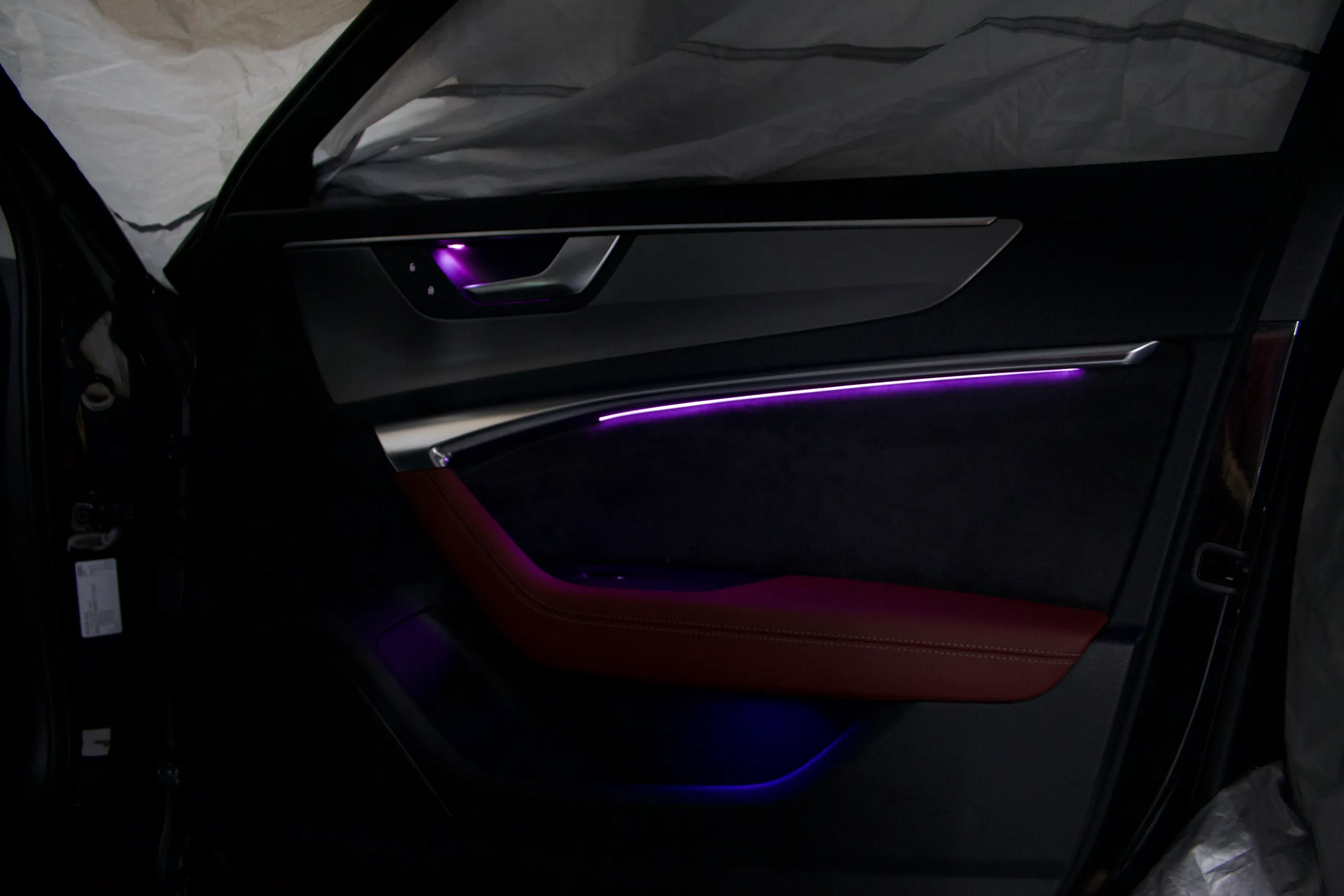Detail Audi A6 C8 beleuchtete Türgriffe und Türpanels