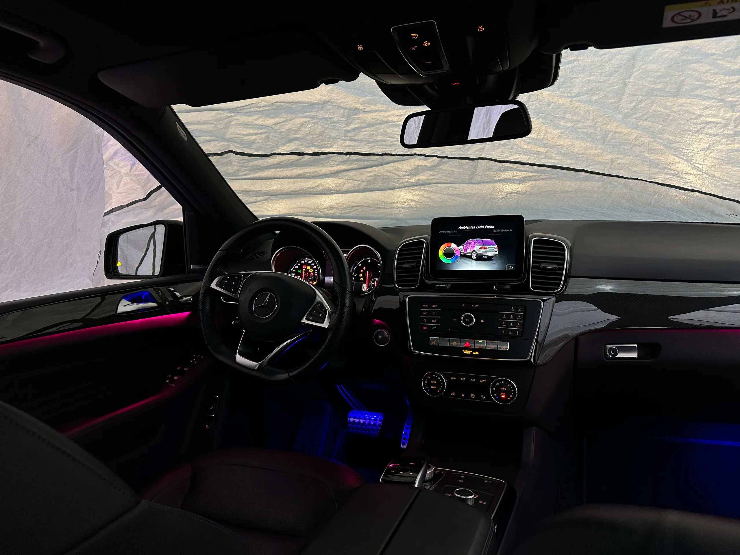 Mercedes GLE W166 Mittelkonsole mit dezenter Ambientebeleuchtung