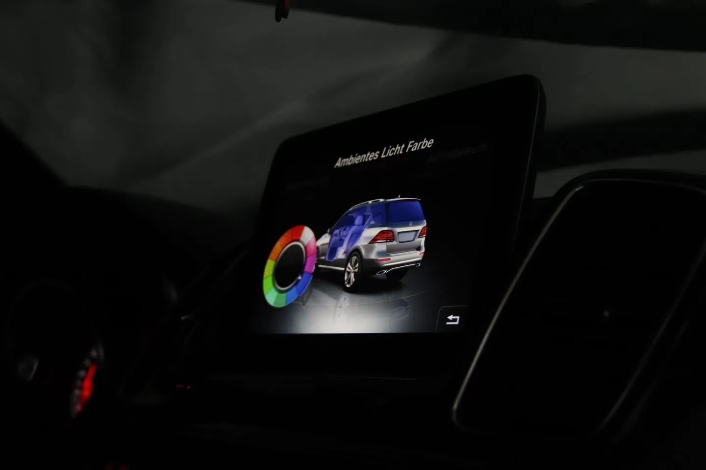 Mercedes GLE W166 Mittelkonsole mit dezenter Ambientebeleuchtung