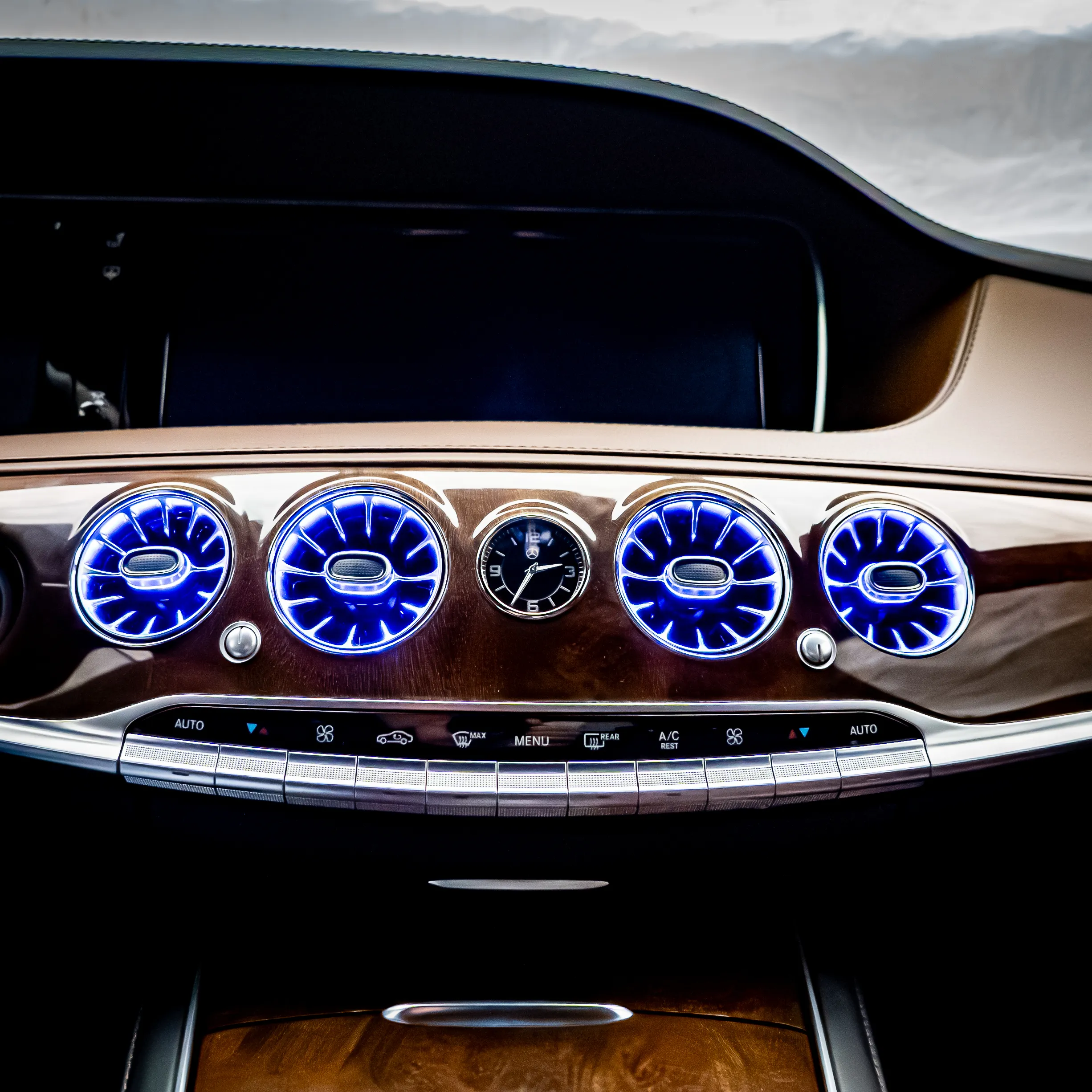 Mercedes S-Klasse W222 beleuchtete Lüftungsdüsen im Cockpit
