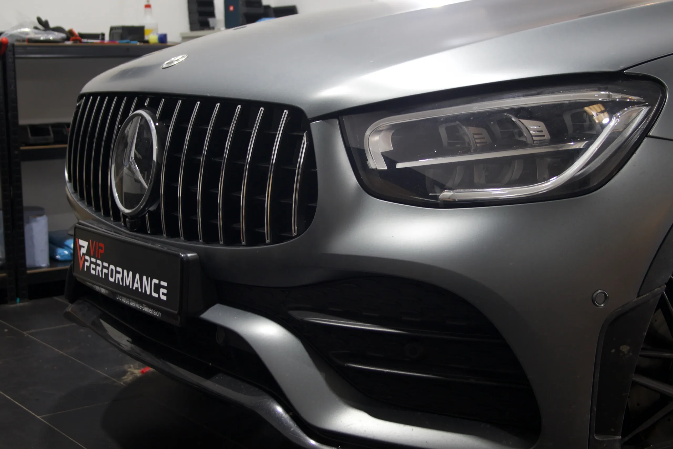 Seitliche Perspektive Mercedes GLC X253 mit neuem Sportgrill