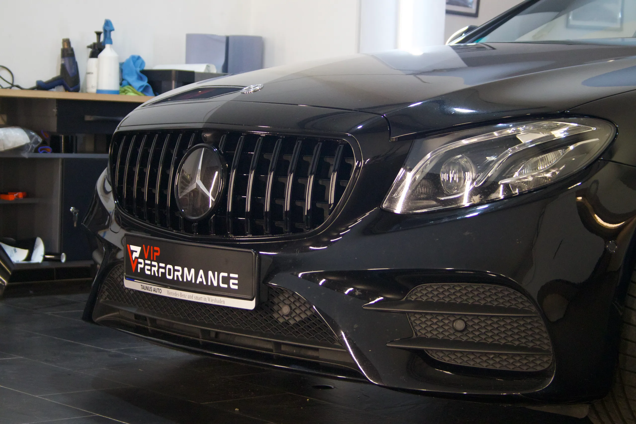 Mercedes E-Klasse W213 Panamericana Grill Chromreflexe Nahaufnahme